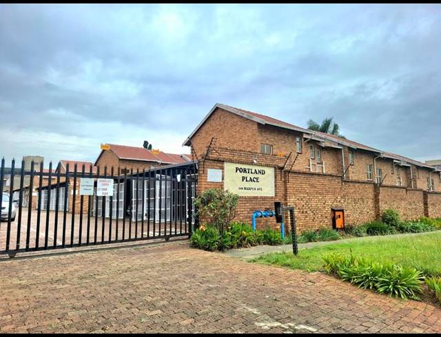 2 BEDROOM TOWNHOUSE FOR SALE IN BENONI CENTRAL
